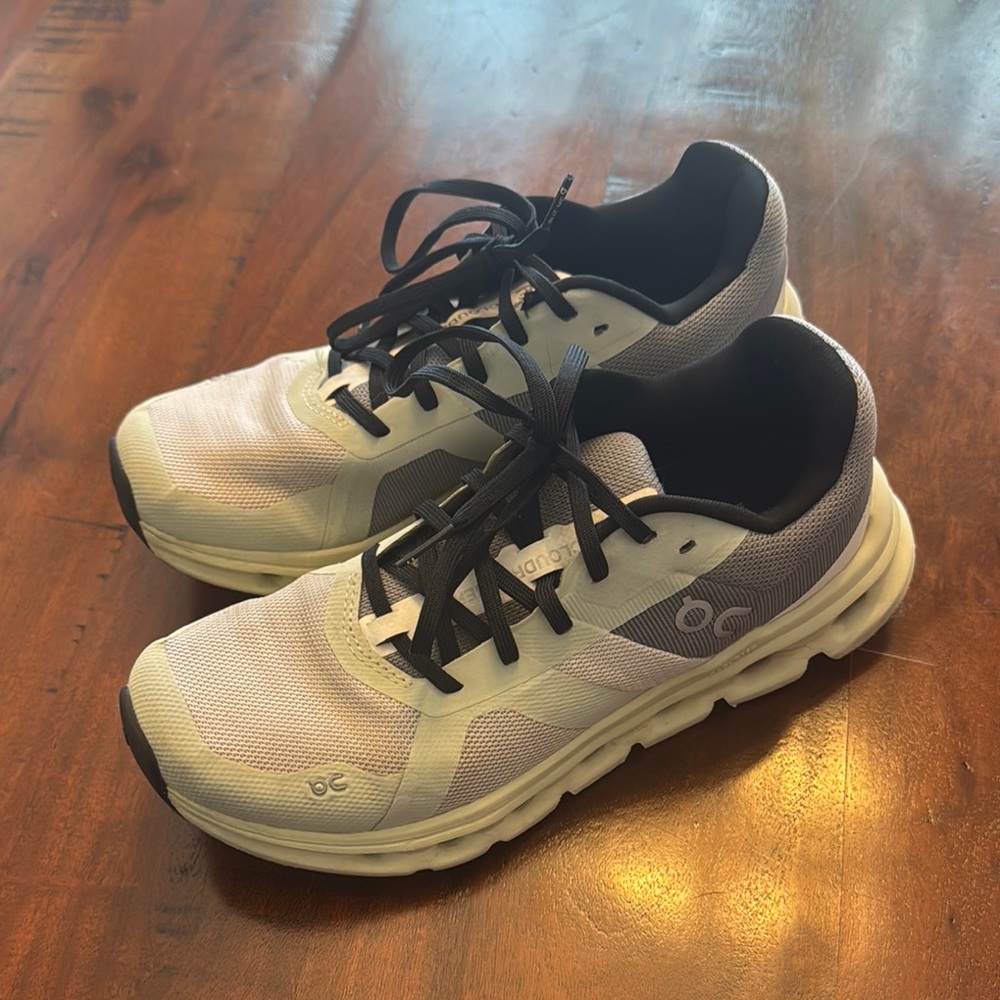 OnCloud Running White and Black Athletic Shoes with Cushioned Sole